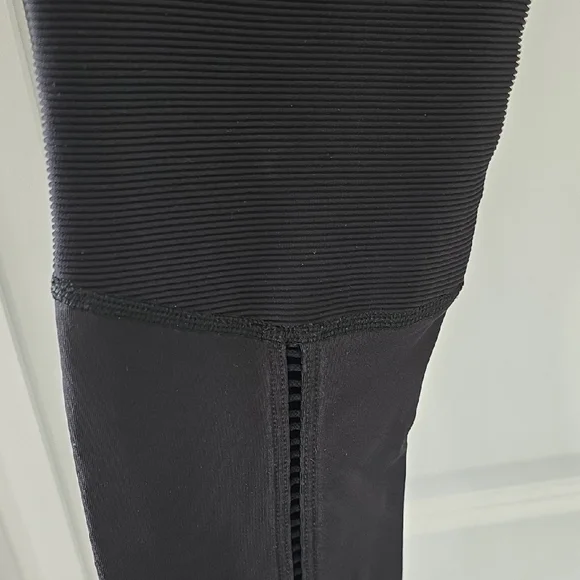 MICHI Classic Black Leggings Front Seam Detail Size M - Picture 3 of 5